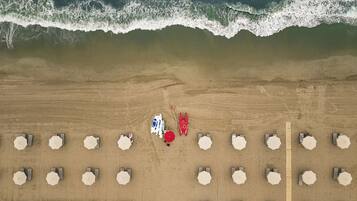 Playa privada, arena blanca y bar en la playa