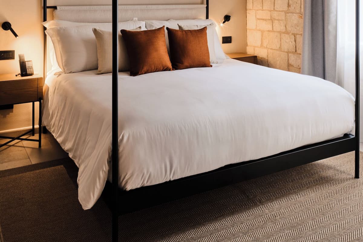 Minibar, odada kasa, ücretsiz kablosuz İnternet, çarşaf takımı