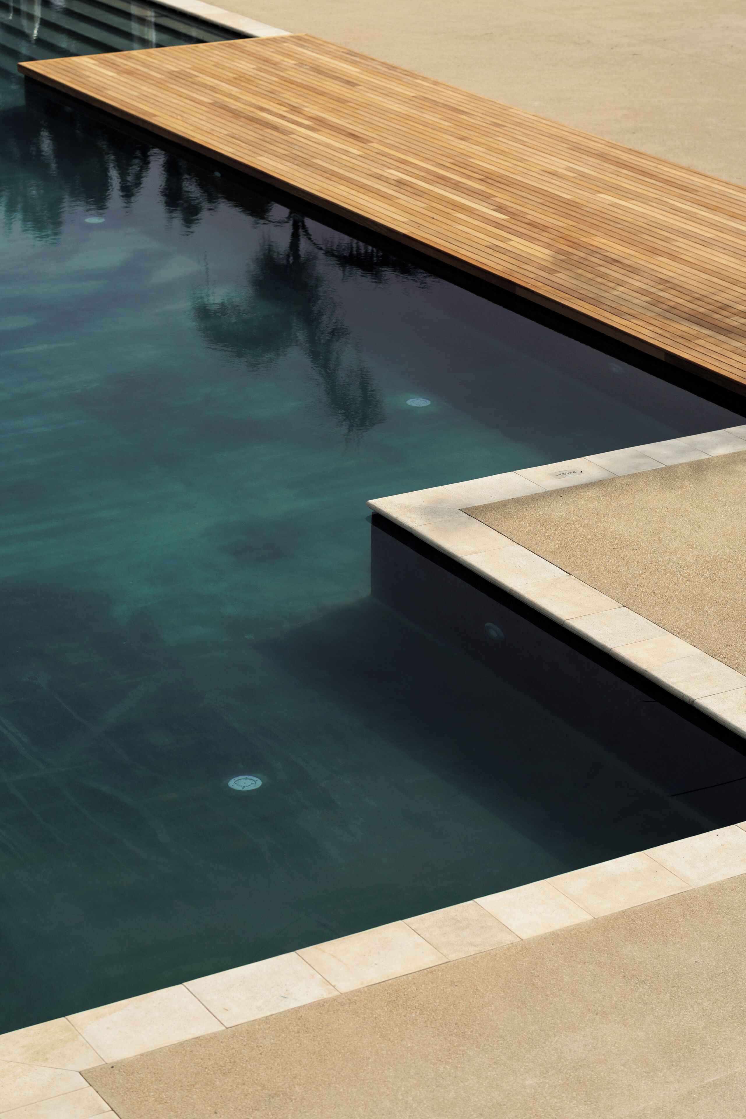 Piscina externa sazonal, guarda-sóis, espreguiçadeiras