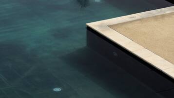 Piscina externa sazonal, guarda-sóis, espreguiçadeiras