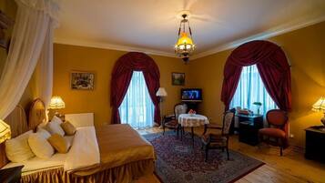 Deluxe suite, uitzicht op tuin | Een bureau, een strijkplank/strijkijzer, gratis wifi