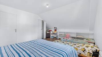 Een strijkplank/strijkijzer, wifi, beddengoed