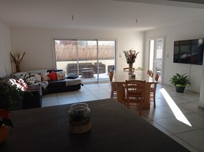 TV - Holiday Home in the Heart of Chorges Village (Chorges)