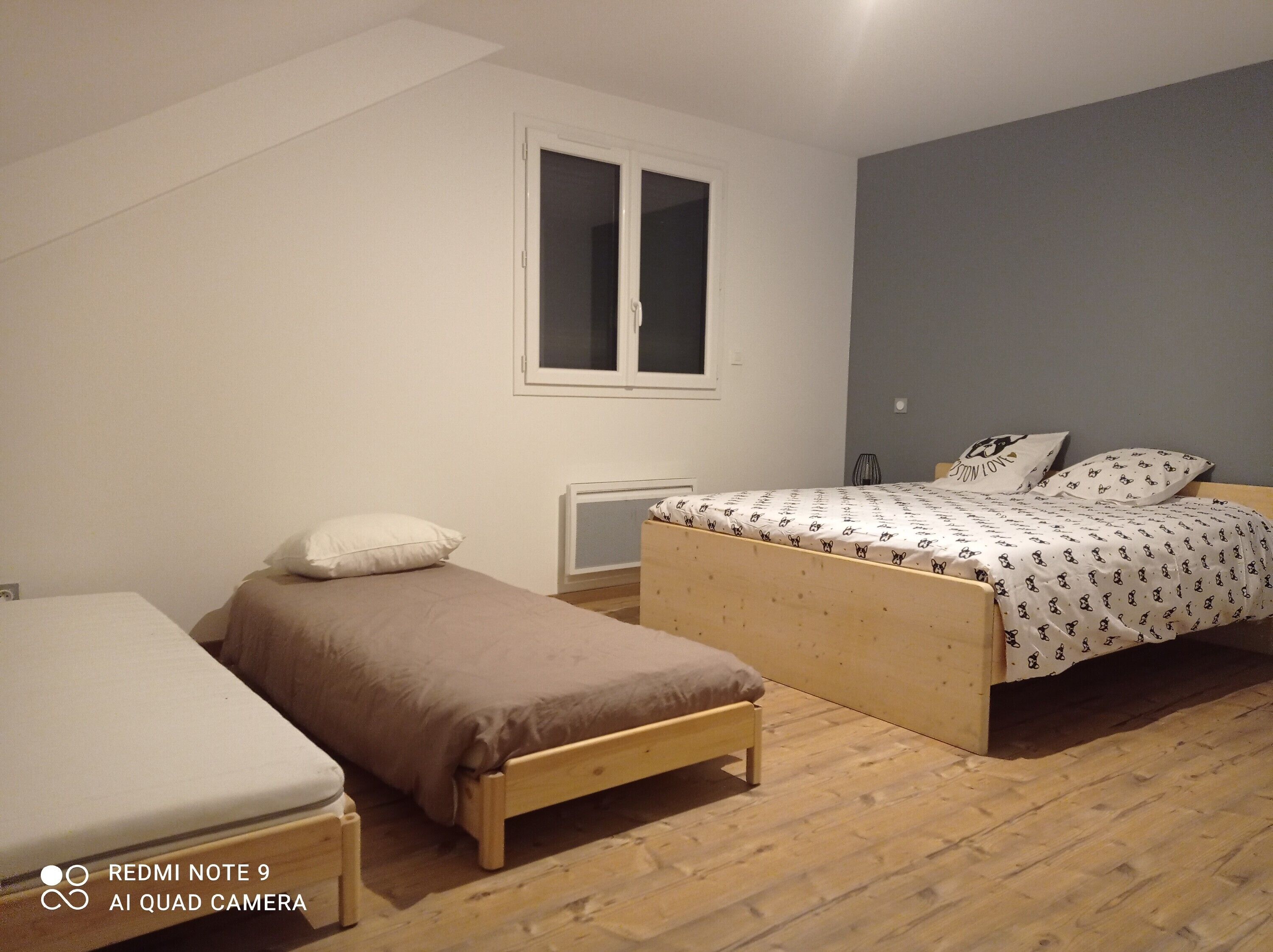 Tabla de planchar con plancha, wifi y ropa de cama 