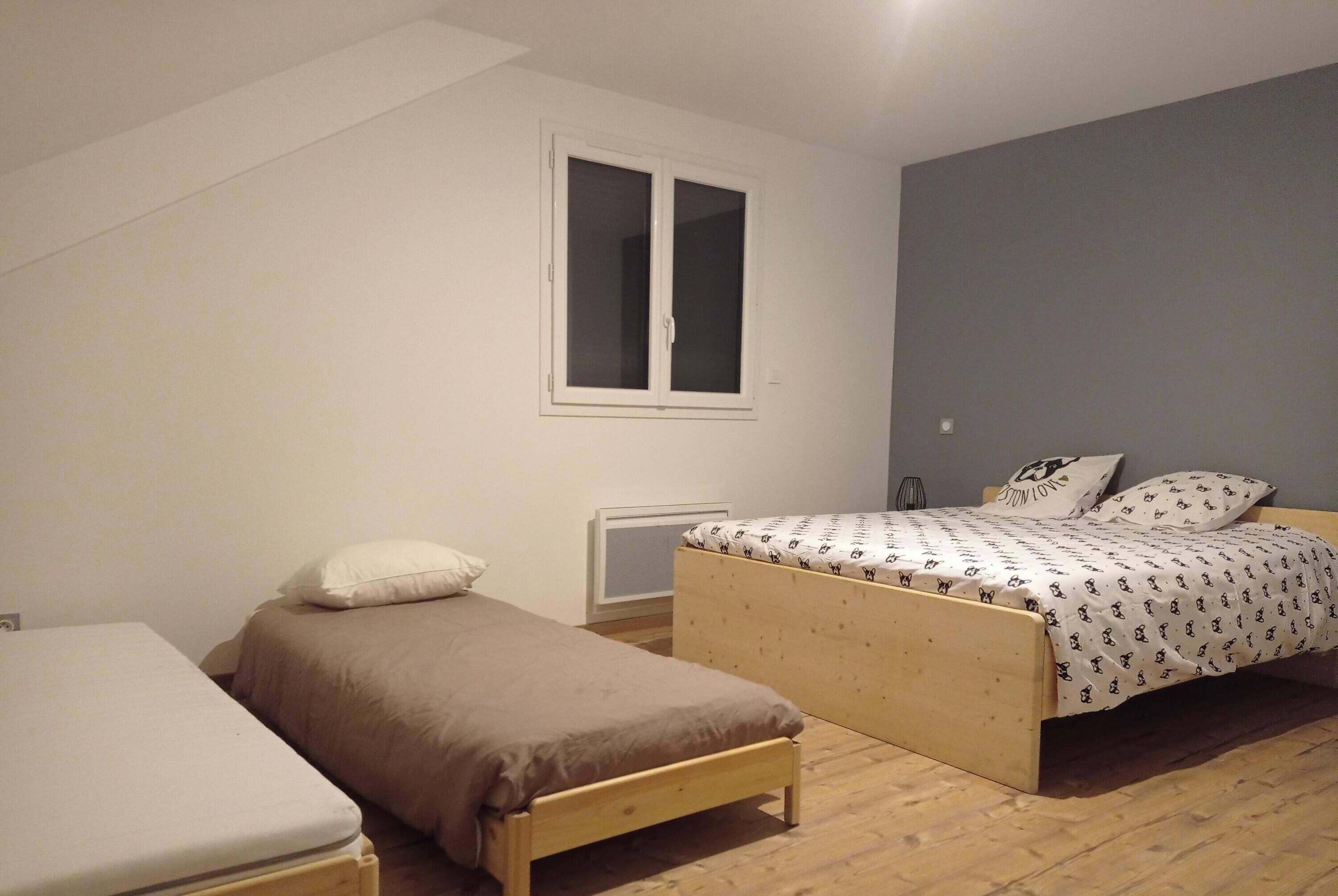 Een strijkplank/strijkijzer, wifi, beddengoed