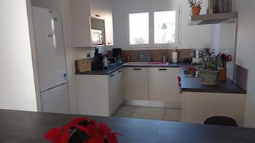 Een koelkast, een microgolfoven, een oven, een kookplaat