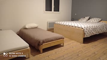 Een strijkplank/strijkijzer, wifi, beddengoed