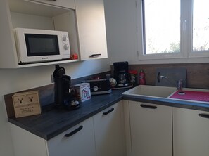 Fridge, microwave, oven, stovetop - Holiday Home in the Heart of Chorges Village (Chorges)