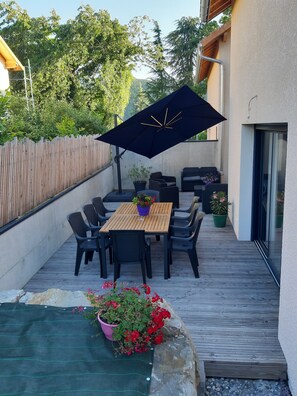 Outdoor dining - Holiday Home in the Heart of Chorges Village (Chorges)