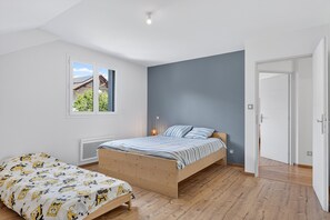 Iron/ironing board, WiFi, bed sheets - Holiday Home in the Heart of Chorges Village (Chorges)