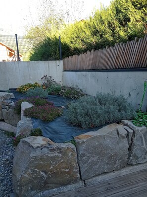 Property grounds - Holiday Home in the Heart of Chorges Village (Chorges)