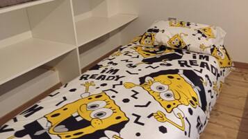 Een strijkplank/strijkijzer, wifi, beddengoed