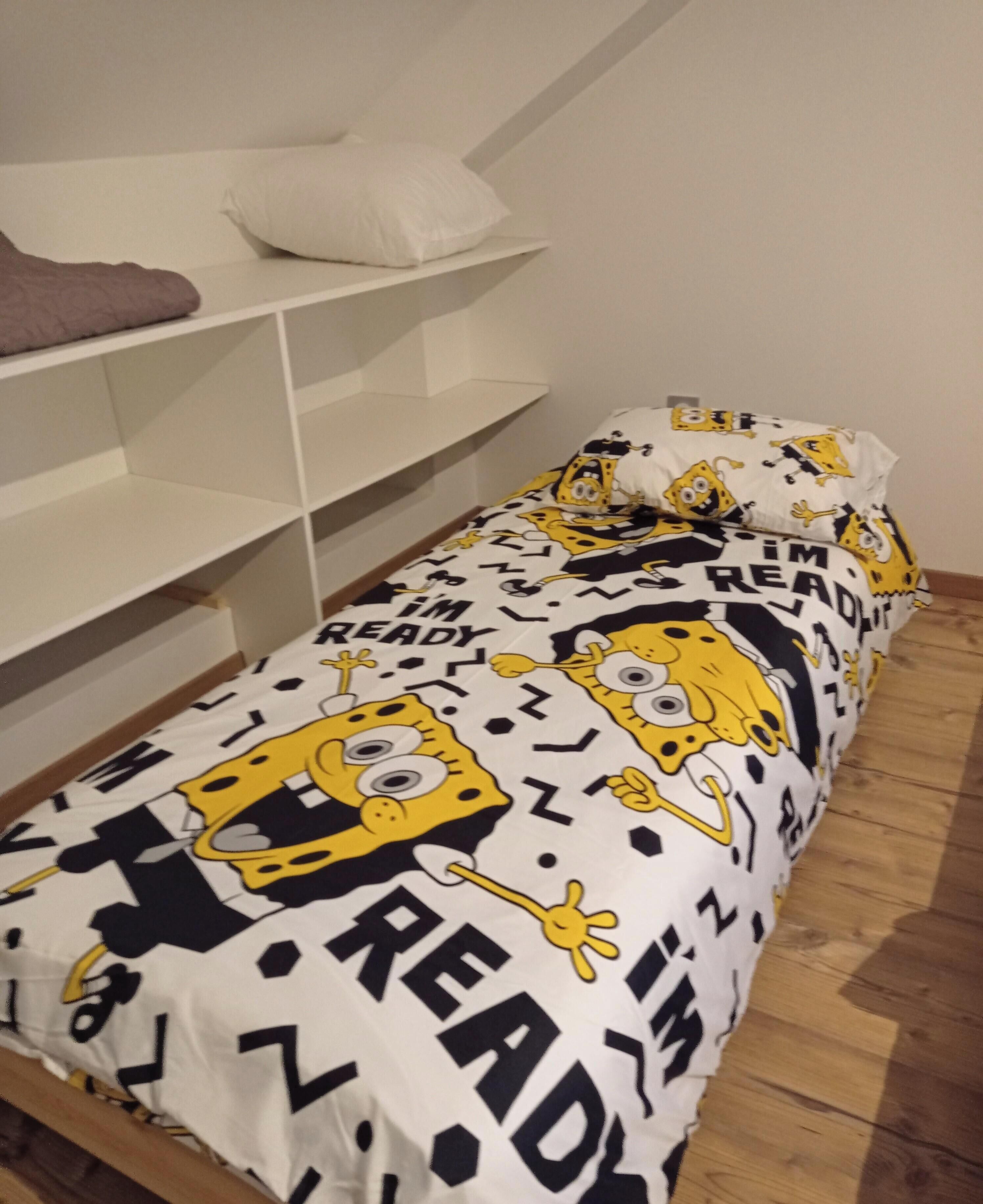 Een strijkplank/strijkijzer, wifi, beddengoed