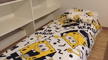 Een strijkplank/strijkijzer, wifi, beddengoed