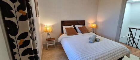 3 bedrooms, travel crib, bed sheets