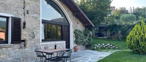 Stuga Comfort - uteplats - utsikt mot trädgården | Restaurang utomhus