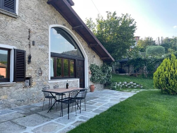 Comfort Cottage, Patio, Garden View | Outdoor dining