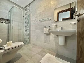 Apartment, 3 Schlafzimmer, Raucher, Balkon | Badezimmer