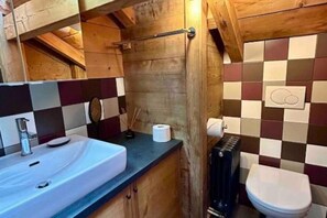 Regadera, secadora de cabello, toallas, jabón 