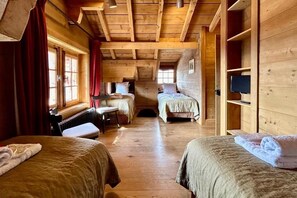 Tabla de planchar con plancha, wifi y ropa de cama 