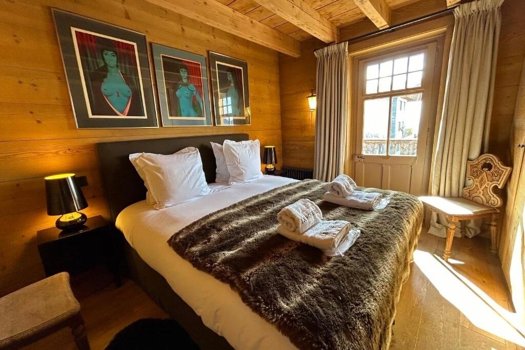 Tabla de planchar con plancha, wifi y ropa de cama 