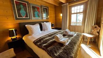 Tabla de planchar con plancha, wifi y ropa de cama