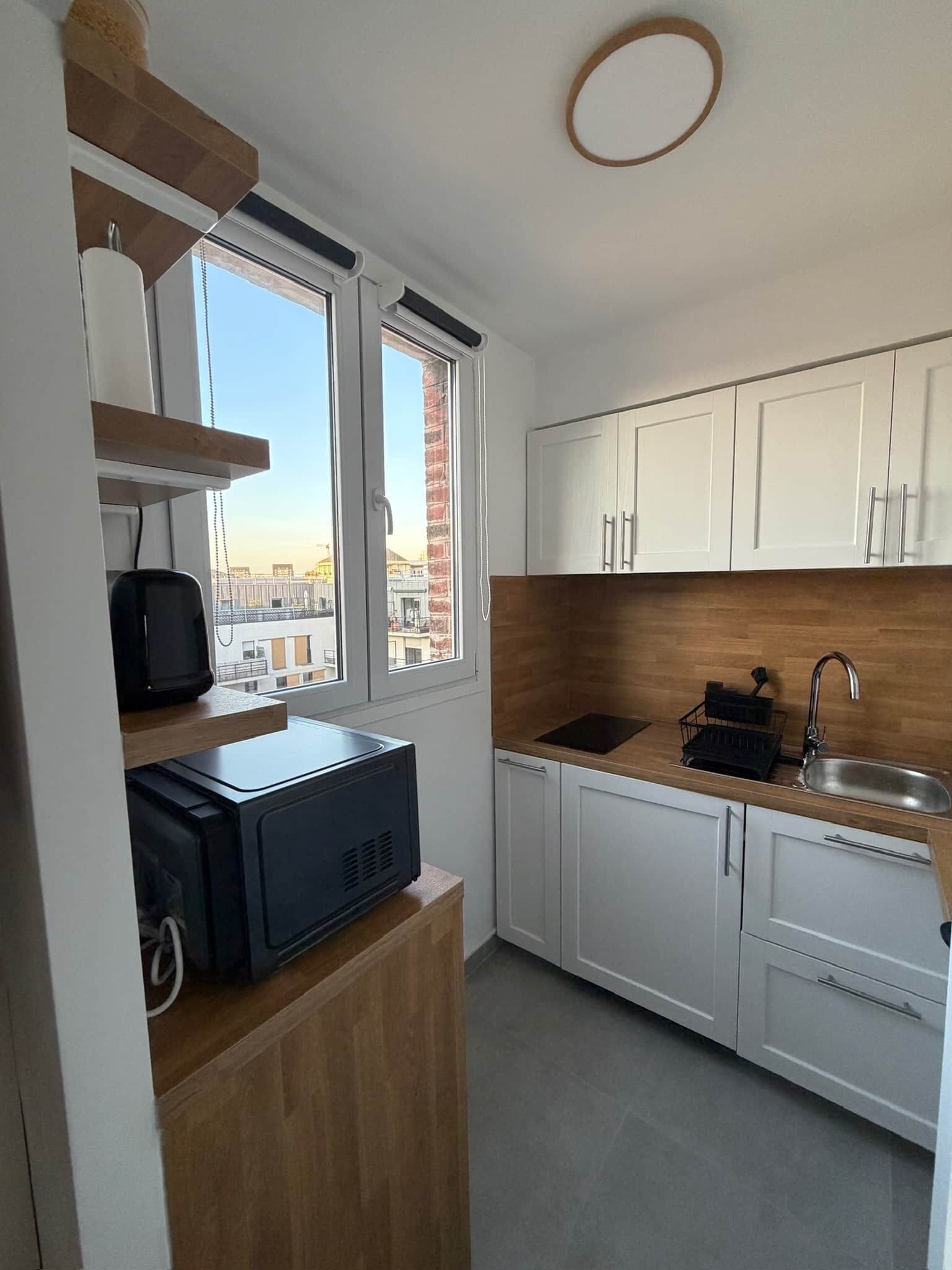 Een koelkast, een oven, een kookplaat, een broodrooster