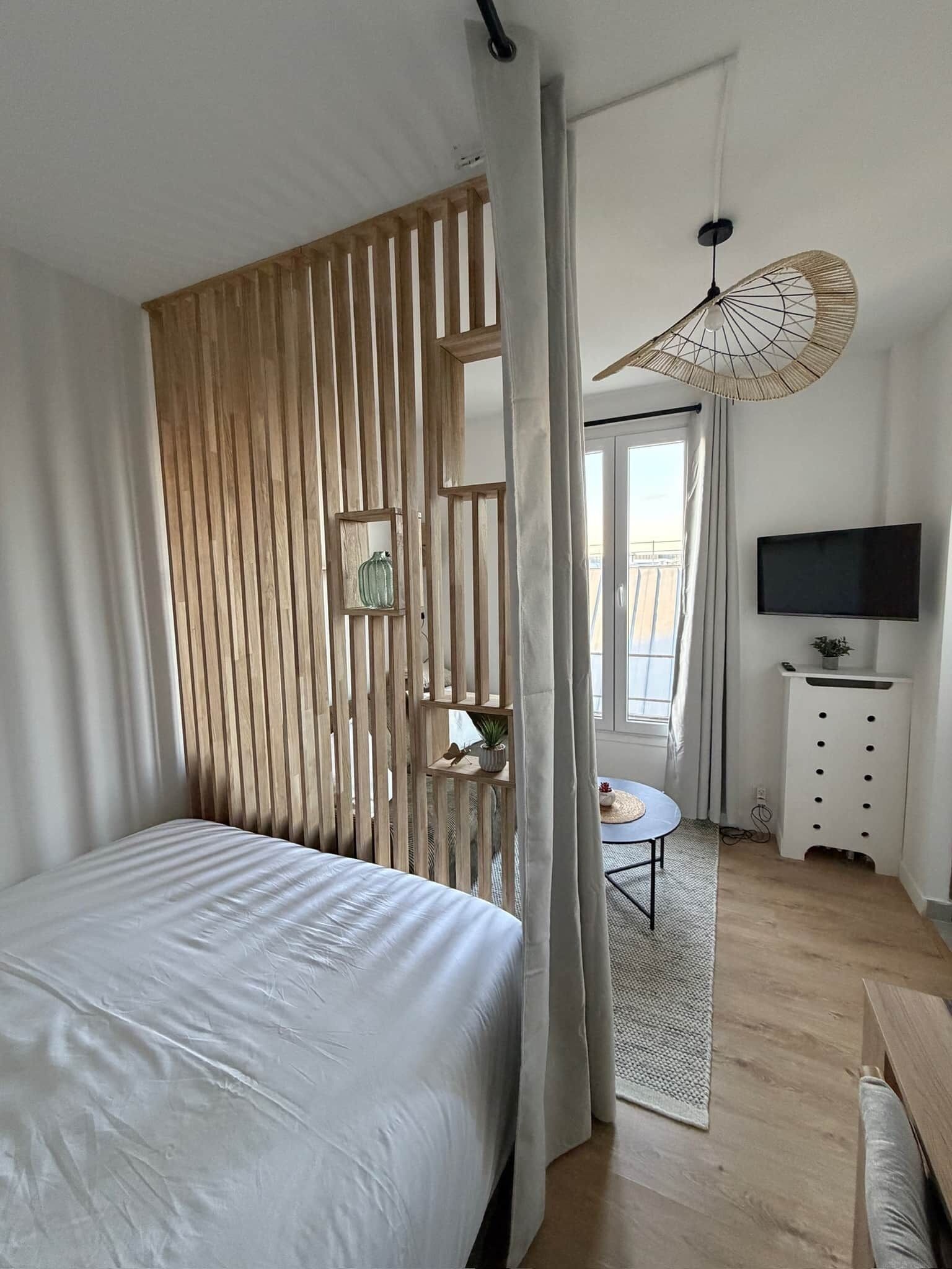 Een strijkplank/strijkijzer, wifi, beddengoed