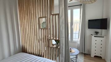 Een strijkplank/strijkijzer, wifi, beddengoed