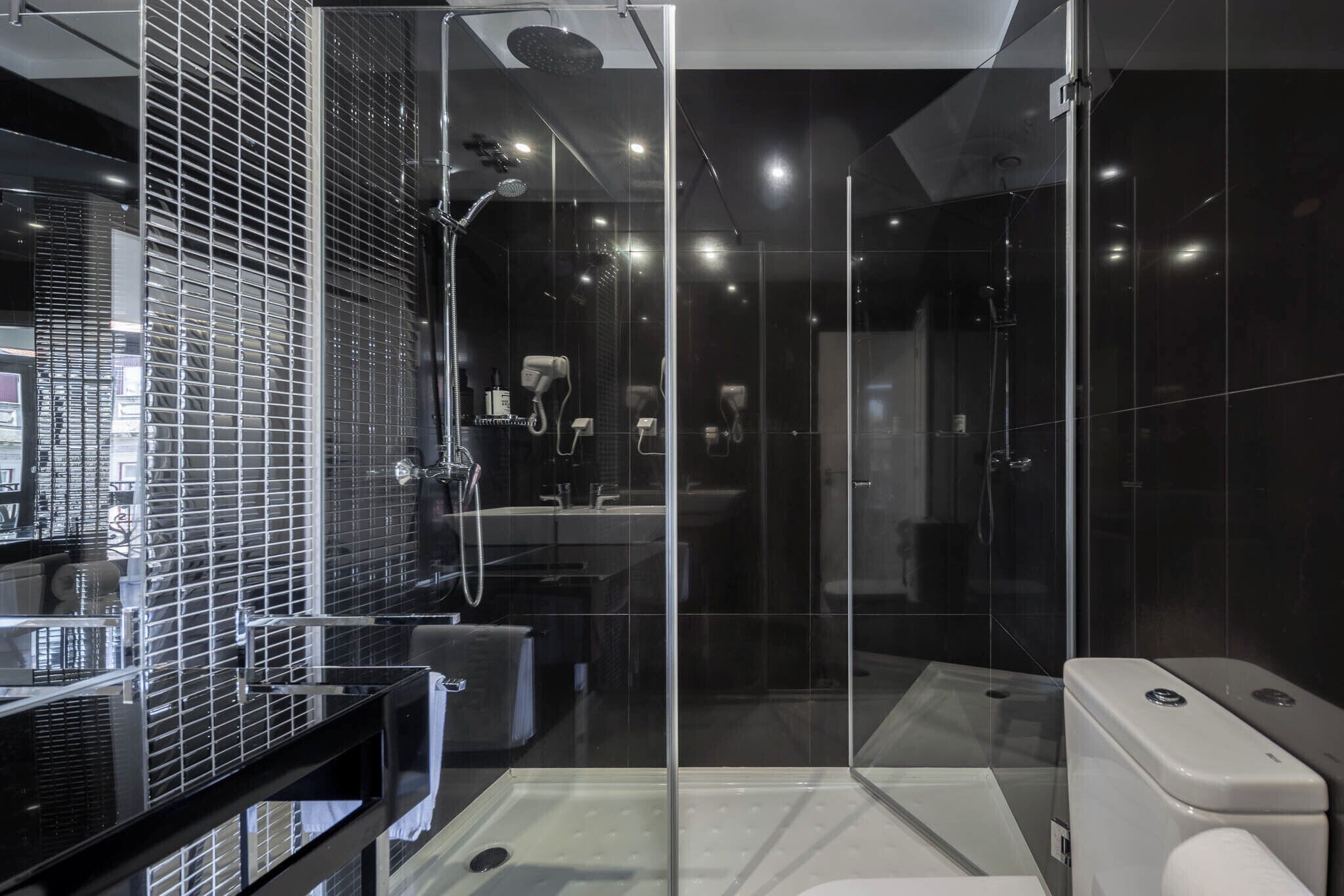 Ein modernes Badezimmer mit Duschkabine, Toilette und Waschbecken.
