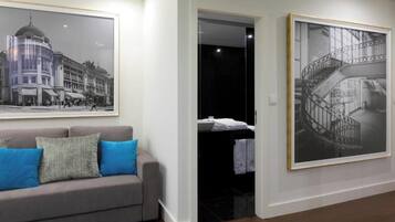 Een douche, handdoeken, zeep, shampoo