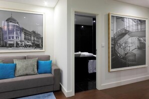 Appartement, 1 chambre | Salle de bain | Douche, serviettes fournies, savon, shampoing