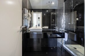 Shower, hair dryer, towels, soap - Aspasios Mercado Apartments (Porto)