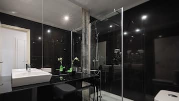 Apartamento família, 2 quartos | Banheiro | Chuveiro, secador de cabelo, toalhas de banho, sabonete