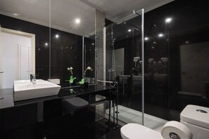 Family Apartment, 2 Bedrooms | Bathroom | Shower, hair dryer, towels, soap - Aspasios Mercado Apartments (Porto)