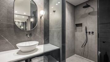 Studio | Bathroom | Shower, towels, soap, shampoo