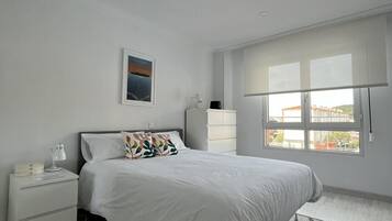 1 dormitorio, tabla de planchar con plancha, wifi y ropa de cama
