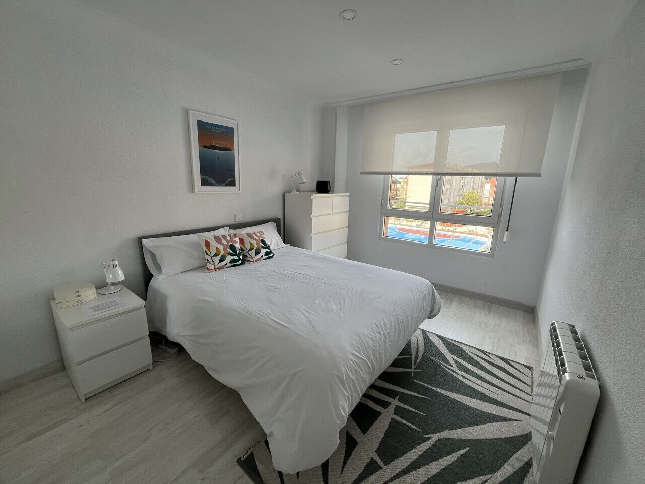 1 dormitorio, tabla de planchar con plancha, wifi y ropa de cama