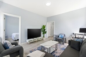 Smart TV, computer monitors - Prime Montclair Location 2mins walk to NYC train station (Montclair)