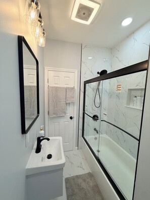Handtücher, Seife, Shampoo, Toilettenpapier