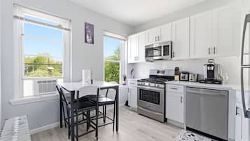 KĂŒhlschrank, Mikrowelle, Ofen, Herdplatte