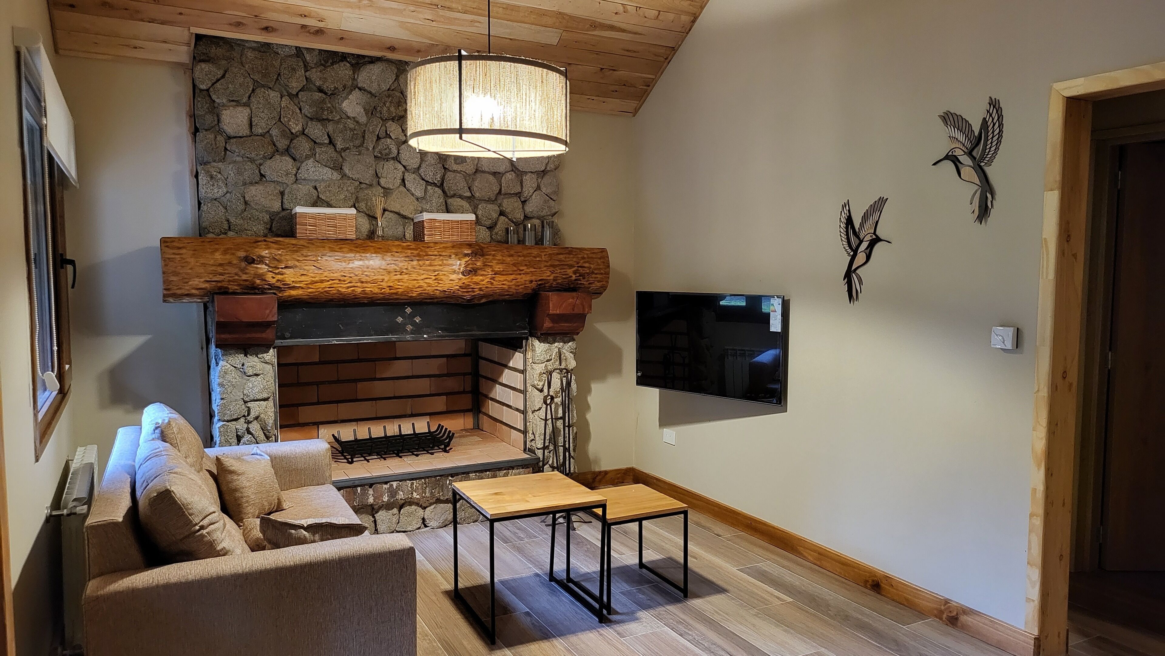 Hytte – classic, hageutsikt | Oppholdsområde | En 43-tommers smart-TV med digitale kanaler samt strømmetjenester