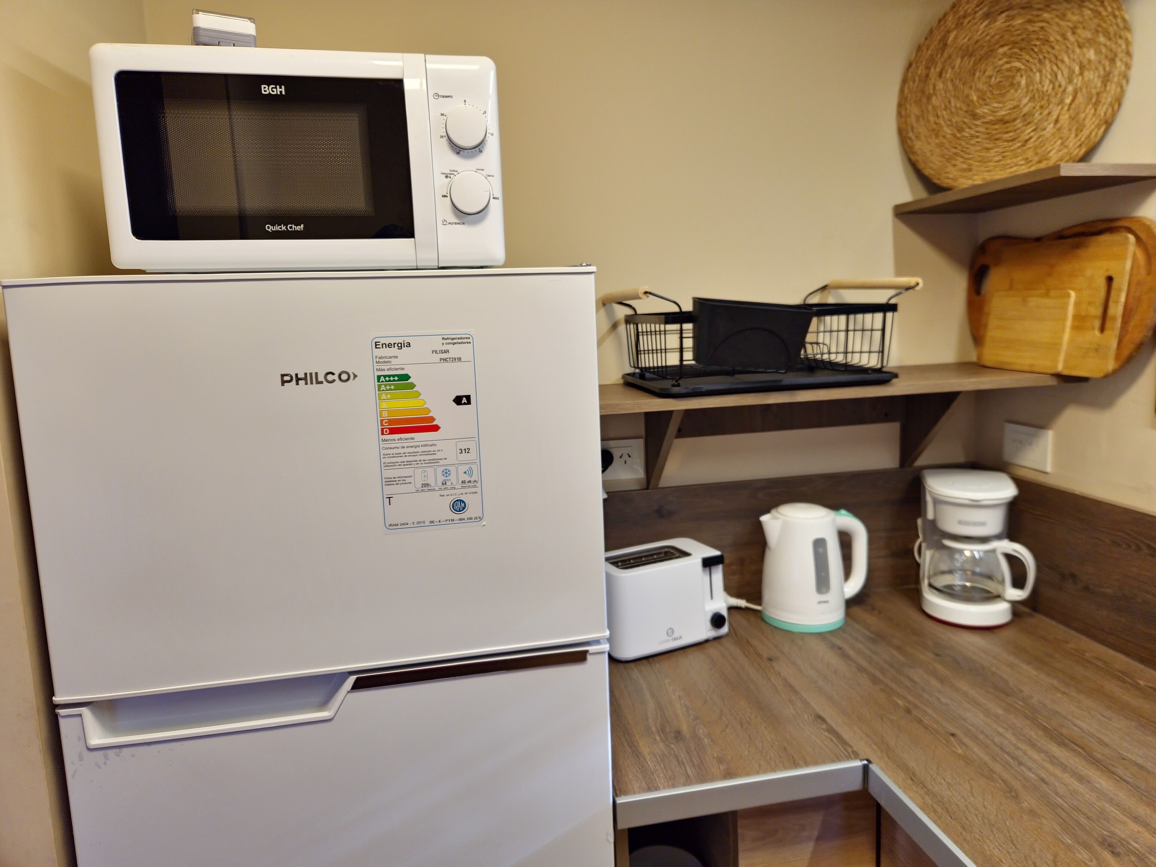 Refrigerador, microondas, horno, cafetera/tetera