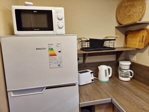 Refrigerador, microondas, horno, cafetera/tetera