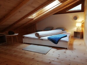 Tabla de planchar con plancha, wifi y ropa de cama 