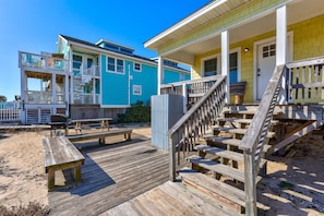 Terrace/patio - The Helen - 3 Bedroom Oceanfront Duplex in Carolina Beach (Carolina Beach)