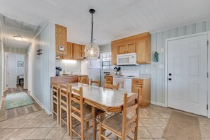 Dining - The Helen - 3 Bedroom Oceanfront Duplex in Carolina Beach (Carolina Beach)