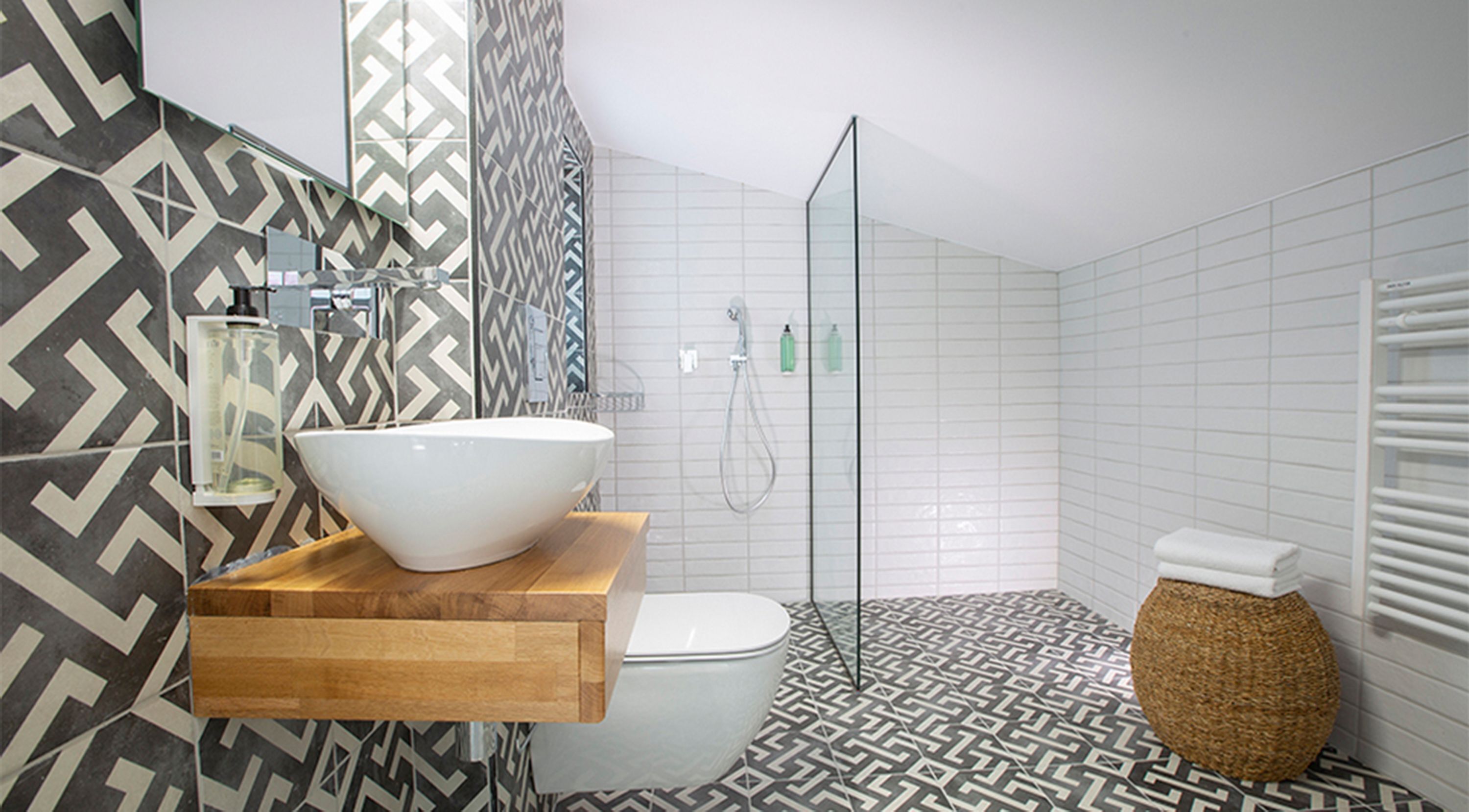 Douche, sèche-cheveux, serviettes fournies