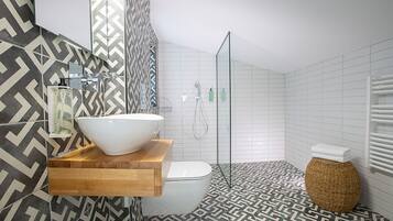 Douche, sĂšche-cheveux, serviettes fournies