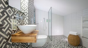 Een douche, een haardroger, handdoeken